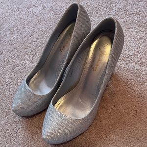 Hi! These are silver sparkly heels. Perfect party shoes:)
